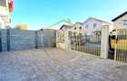 Oferim spre vanzare casa-duplex cu 4 camere si 3 bai situata in Giroc - 2