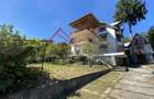 Vila de vanzare, teren 3100 mp, 7 camere, 6 grupuri sanitare, 3 CT, an 1997 - 1