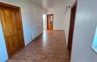 Casă cu 5 camere și garaj, teren 1400 mp