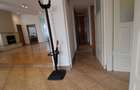 Primaverii Apartament in vila cu 2 dormitoare 2 bai de inchiriat. Single expat. 