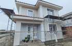 Duplex despartit prin garaj - canalizare - bucatarie inchisa - 2