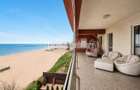 Vedere Frontala la Mare si Plaja la Picioare - Apartament cu Parcare Privata - 1