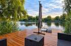 Casă lângă lac cu panouri fotovoltaice | Afumați