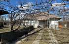 Casa batrineasca cu approx 2800 mp teren, vie, pomi fructiferi, zmeura, coacăze  - 1