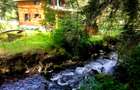 Casa din lemn pe marginea paraului Borzont