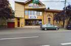 Clădire comercială în zonă centrală - 1