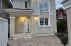 Duplex individual superb - 5 camere - zona excelenta - canalizare - despartit pr
