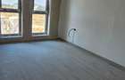 Nou. Etaj intermediar. Spatios - 10