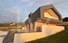 Casă arhitectură modernă cu panoramă spre Munții Făgăraș și Cetatea Cisnădioara