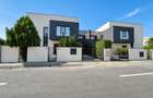 Doua case premium, intr-o zona linistita de langa padure
