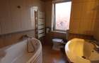 Primaverii Apartament in vila cu 2 dormitoare 2 bai de inchiriat. Single expat. 