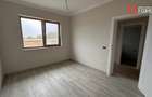 Duplex de vanzare cu 5 camere, despartit prin garaj, zona Giroc  - 3