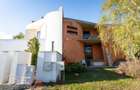 Schimb 1/2 Duplex avangardist la roșu în Moșnița Nouă cu apartamen