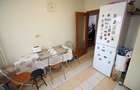 3 camere cu living de 31 mp, dormitoare de 14 și 12, bucătărie de 10,  centrală - 8