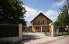 Casă de vânzare cu 3 camere cu curte generoasă - 1