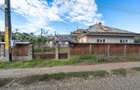 Casă cărămidă 80 mp, teren 1000 mp, colț, 7 km de Roman, Trifești