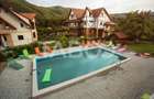 Pensiune 13 camere 16 bai sauna piscina si teren 1565 mp Cisnadioara - 2