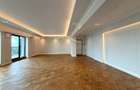 Penthouse cu 4 camere // terasă 70 mp / 200 mp / 3 parking / Straulesti