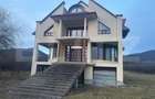 Casa de vanzare, cu 5 camere, 460 mp+teren 5800 mp, 10 km de Bistrita