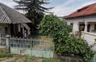 Vand casa la curte cu 2 cladiri anexe si teren