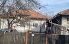 Vând casă cu teren și curte în centrul Călinești - 1