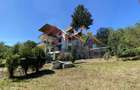 Vila de vanzare, teren 3100 mp, 7 camere, 6 grupuri sanitare, 3 CT, an 1997 - 2