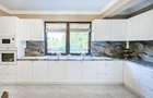 Casă superfinisată, complet mobilată, cu piscină încălzită – 5 camere, 5 băi - 18