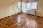 Casă / Vilă spațioasă cu curte generoasă în Urlați - 6
