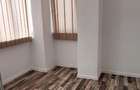 Ofer spre închiriere apartament cu 3 camere, nemobilat, începând cu 15 iunie - 10