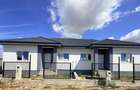 Duplex pe plan - asfalt - canalizare - personalizare interioara - 1