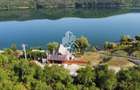 Teren intravilan de vânzare – 770 mp | Panoramă superbă asupra Lacului