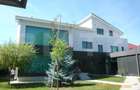 Vila, 8 camere, 790 mp utili, zona Lunei