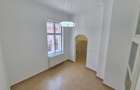 Birou de inchiriat - Piata Sinaia - 3 Camere-86 MP- Etaj 1- Centrala-700 Euro ! - 9