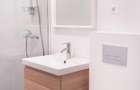 Apartament de inchiriat 2 camere, parcare proprie. Serviciu curatenie optional.