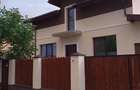 Casă/Vilă spațioasă cu etaj și garaj – Preț: 250.0