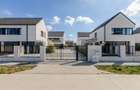 Casa Modernă cu Spații Vitrate Generoase - 22