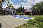 Proprietate exclusivistă cu 7.000 mp teren, piscină și multiple spații adiacente - 7