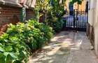 De vanzare 2 camere in vila interbelica, curte comuna zona Armeneasca - 3