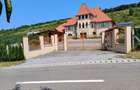 Vand un mic castel D+P+M , in zona Corunca, unde se poate locui gratis, - 1
