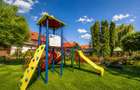Hotel 3* + Pensiune 4*, piscina, teren tenis, 6.200mp parc privat +, Sanpetru, B - 13