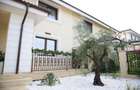 Casă superfinisată, complet mobilată, cu piscină încălzită – 5 camere, 5 băi - 16