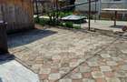     Casă individuală cu anexe de vânzare în Roman, zonă liniștită - 5