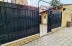 Casa cu teren , ULTRACENTRAL , singur in curte - 1