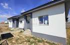 Duplex pe plan - asfalt - canalizare - personalizare interioara - 2