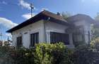 Casă de vânzare cu 6 camere in Câmpulung  - zona Sud