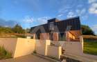 Casă arhitectură modernă cu panoramă spre Munții Făgăraș și Cetatea Cisnădioara