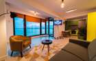 Garsonieră modernă de închiriat – Mamaia, zona Butoaie, vedere frontală la lac - 15