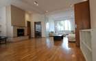 Primaverii Apartament in vila cu 2 dormitoare 2 bai de inchiriat. Single expat. 