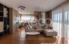 Apartament de lux de vanzare cu 3 camere cu gradina de 200 mp