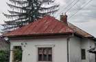 Vand casa la curte cu 2 cladiri anexe si teren